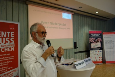 Peter Niedergesäss (KAB DRS) fasst den Ertrag der Tagung pointiert zusammen